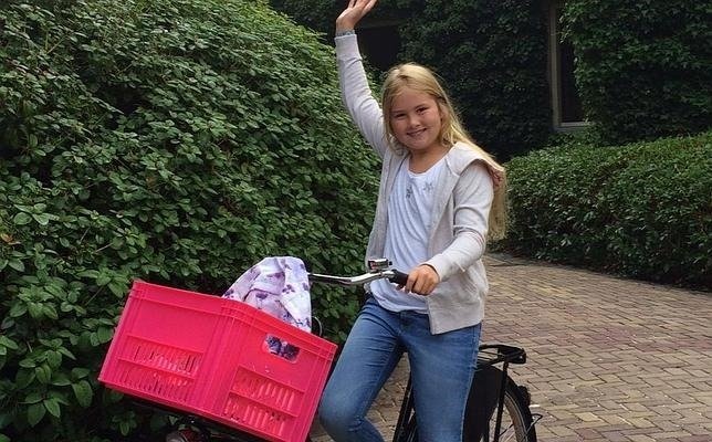 La próxima reina de Holanda va al instituto público y en bici